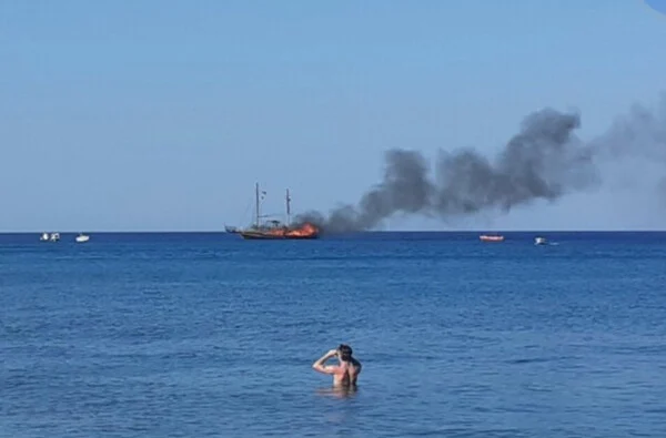 Digjet varka në ishullin Rodos në Greqi, shpëtojnë turistët