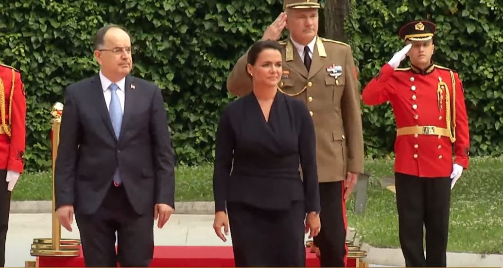 Mbërrin në Tiranë presidentja e Hungarisë, pritet me ceremoni zyrtare nga Begaj