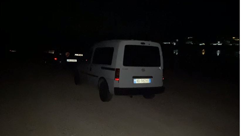 Gjendet një gomone në një fermë në fshatin Babicë, policia kontrolle në disa banesa