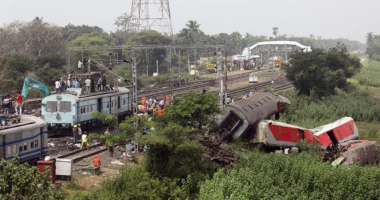 275 të vdekur nga aksidenti tragjik, nis lëvizja e trenave në Indi