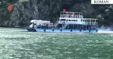 Ushtronte aktivitetin në mënyrë të paligjshme/ Bllokohet trageti në Liqenin e Komanit, nën hetim pronari