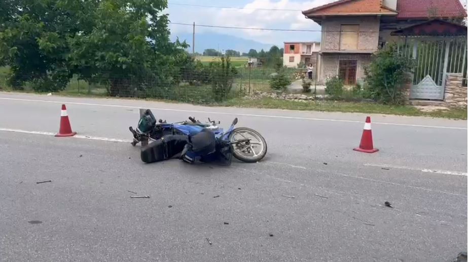 Motori del nga rruga në Korçë, drejtuesi në gjendje të rëndë në spital