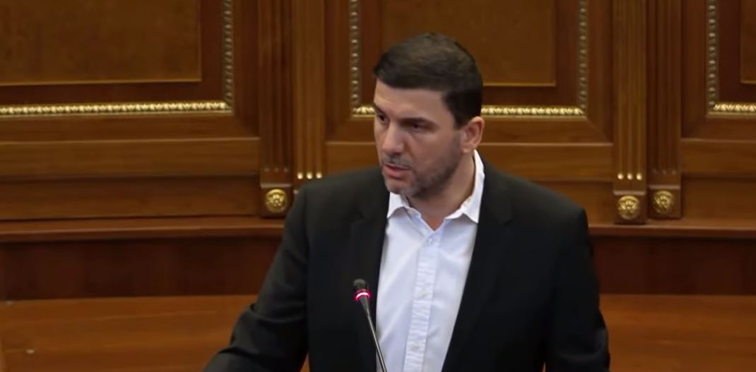 Krasniqi: Qeveria i ka lënë fëmijët e Kosovës pa libra shkollorë