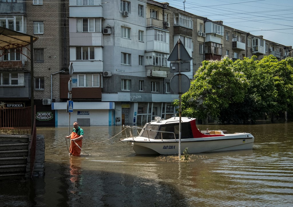 Shpërthimi i digës në Ukrainë/ Pesë të vdekur, 13 të zhdukur dhe më shumë se 3200 të evakuuar