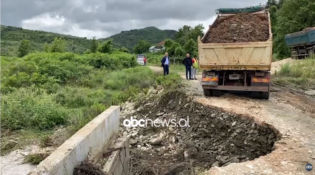 Reshjet dëmtojnë tre ura/ Mallakastër, probleme me qarkullimin