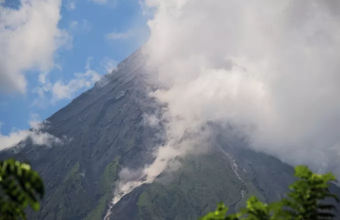 “Zgjohet” vullkani Mayon në Filipine, kërkohet largimi i banorëve të zonës