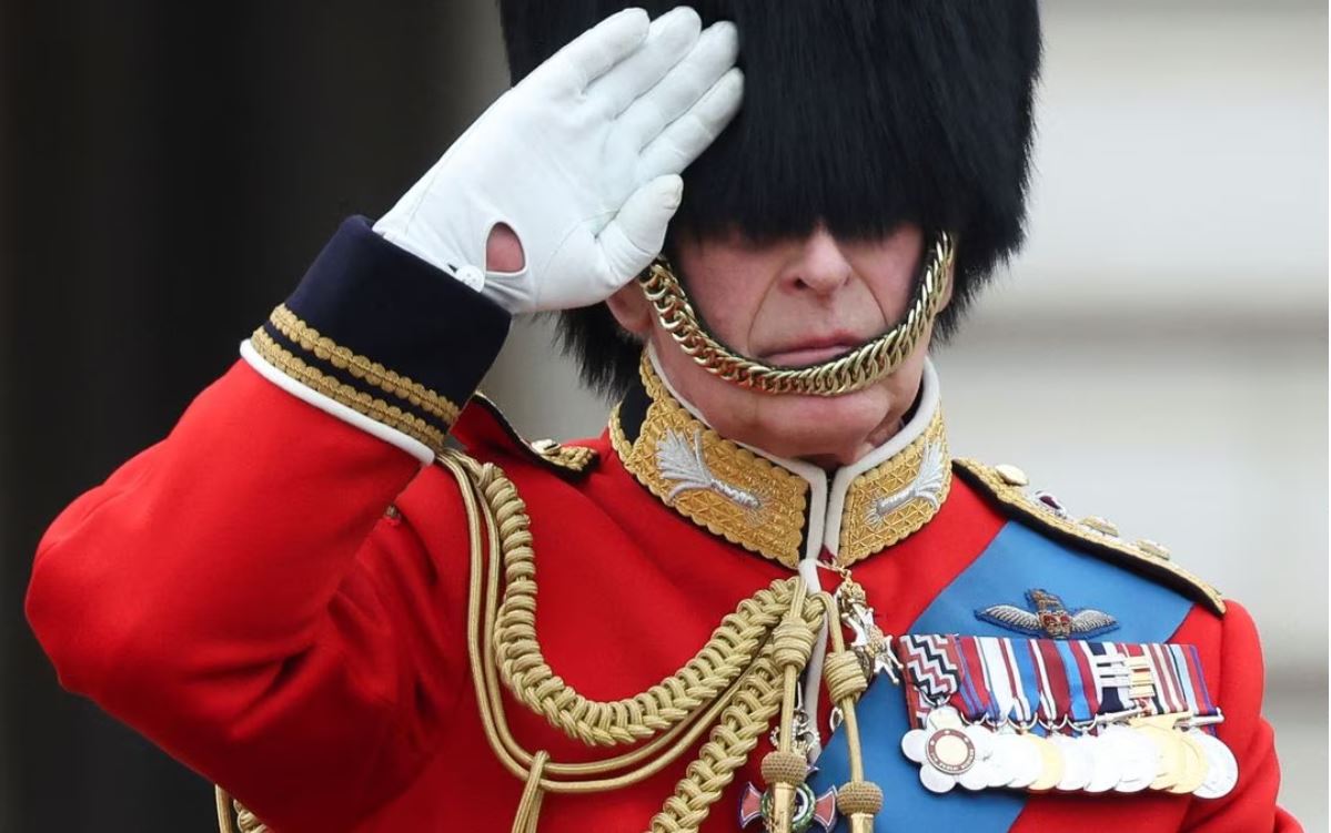 “Trooping the Colour”, Mbreti Karl i III në paradën e parë zyrtare të ditëlindjes