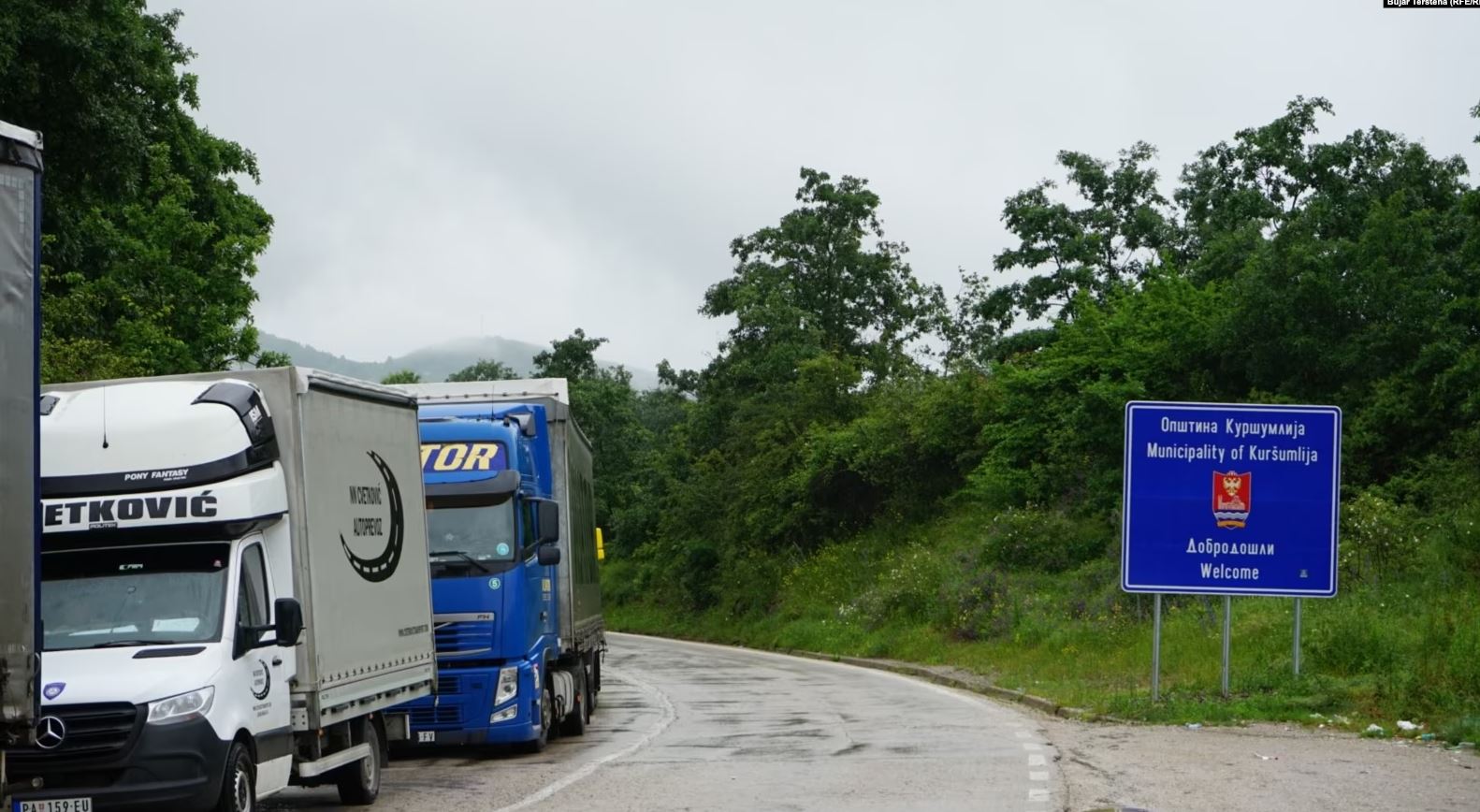 Dhjetëra kamionë nga Serbia presin të kalojnë kufirin me Kosovën