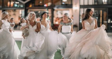 7 gra të së njëjtës familje dolën për darkë të gjitha të veshura me fustanet e nusërisë, arsyeja është e veçantë