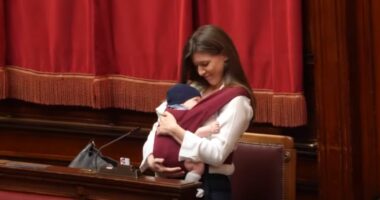 VIDEO/ Duatrokitet deputetja, ushqen me gji fëmijën për herë të parë në historinë e parlamentarizmit italian