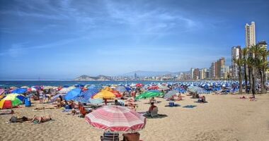 Spanja planifikon një rrjet “strehimesh klimatike” për të mbrojtur qytetarët nga valët e të nxehtit