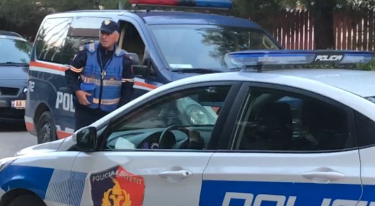 U futën me makinë në oborrin e shkollës dhe kundërshtuan me dhunë policët, pranga dy personave në Berat