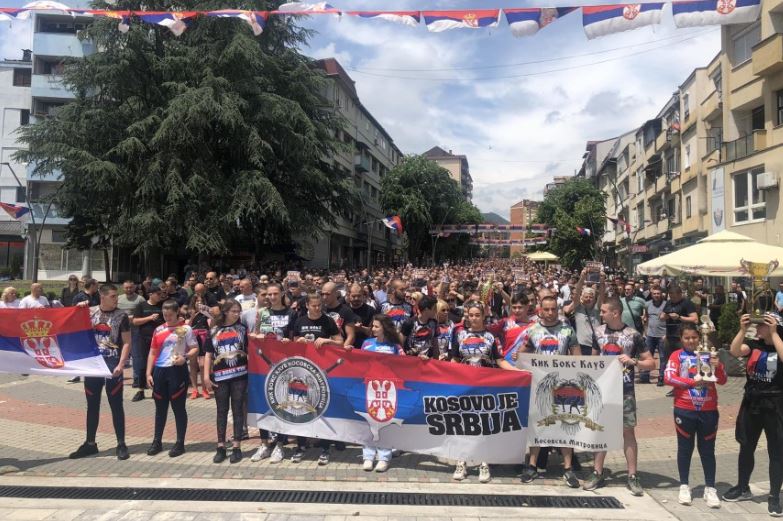 Protesta kundër arrestimit të Milenkoviçit, serbët provokojnë Policinë e Kosovës