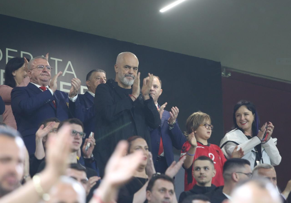 “Euro 2024”, kryeministri Rama në mbështetje të Kombëtares në “Air Albania”