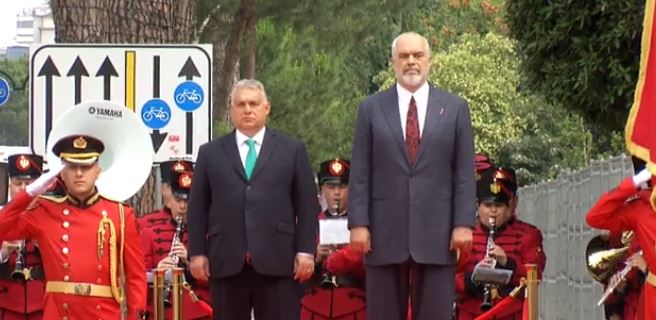 VIDEO/ Kryeministri i Hungarisë mbërrin në Shqipëri, pritet me ceremoni zyrtare