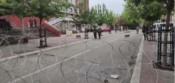 Vazhdojnë protestat në veri të Kosovës, numër i vogël protestuesish