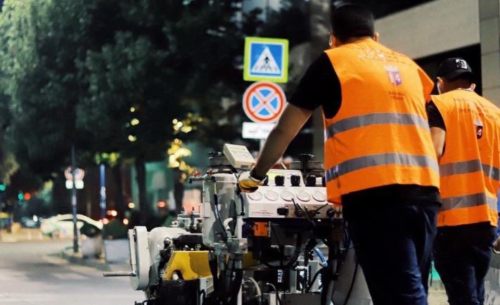 Përfundon puna për vijëzimin e sinjalistikës lineare në dy rrugë në Tiranë, Veliaj tregon metodën që është përdorur