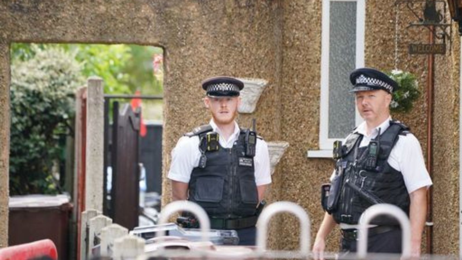 Mister në Londër, katër persona janë gjetur të vdekur në një apartament, mes tyre dy fëmijë