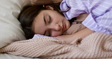 Pse adoleshentët duhet të shkojnë në shtrat më herët