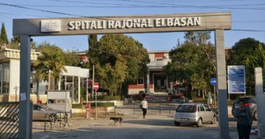 Po kalonte rrugë, makina merr para 80-vjeçarin në Elbasan