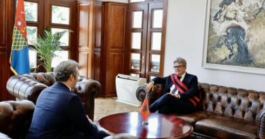 FOTO/ Qytetaria shkodrane tejkalon “ndasitë” politike, Spahia i dorëzon zyrën Becit