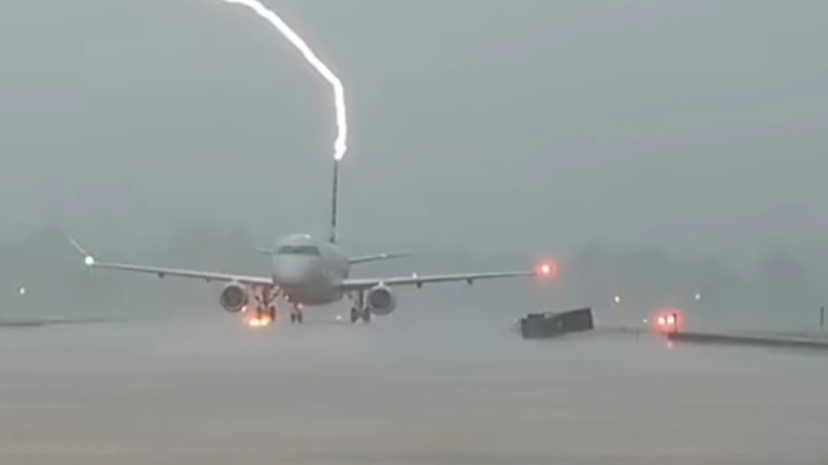 VIDEO/ Momenti kur rrufeja godet bishtin e një avioni