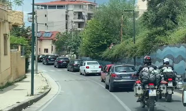 Moti i paqendrueshëm largon pushuesit nga plazhet e Vlorës, shtohet trafiku i rënduar