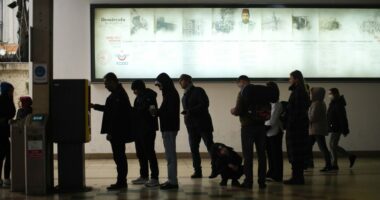 Lira turke bie në nivelin më të ulët të të gjitha kohërave