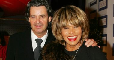 Bashkëshorti i Tina Turner shfaqet për herë të parë publikisht pas vdekjes së saj