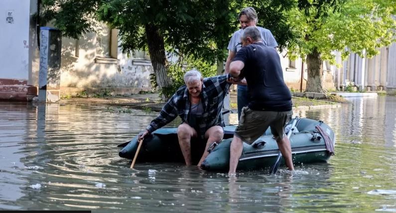 Shkatërrimi i digës në Ukrainë/ OKB-ja paralajmëron për pasoja të rënda ndërsa mijëra largohen nga shtëpitë