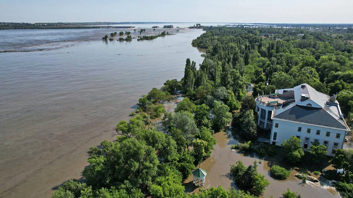 VIDEO/Përmbytjet nga shpërthimi i digës në Ukrainë, kërcënohen mijëra njerëz