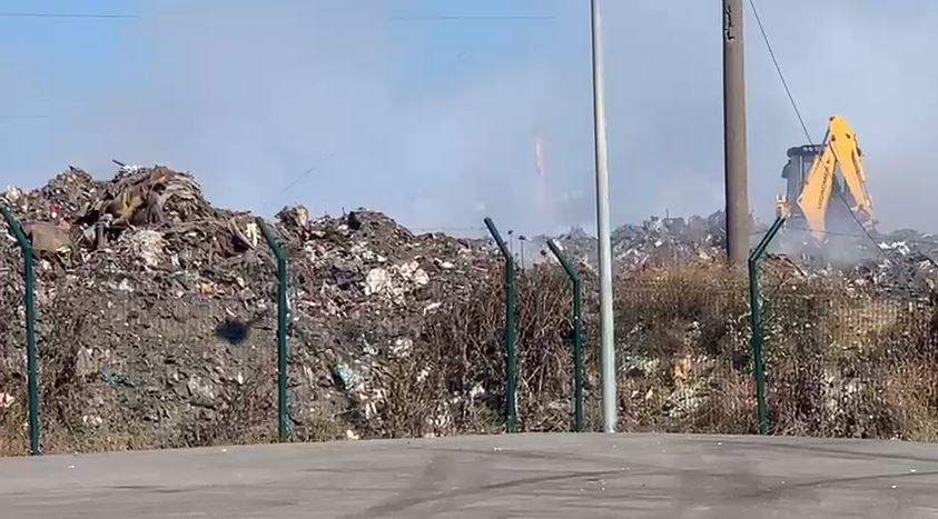 Tymi i mbetjeve ndot Vlorën, zjarri është i qëllimshëm. Shoqërohen disa persona