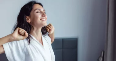 Studimi: Njerëzit që zgjohen herët janë më të lumtur