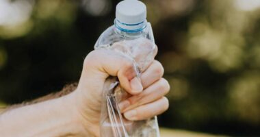 Pesë mënyra për të qëndruar të hidratuar pa pirë ujë