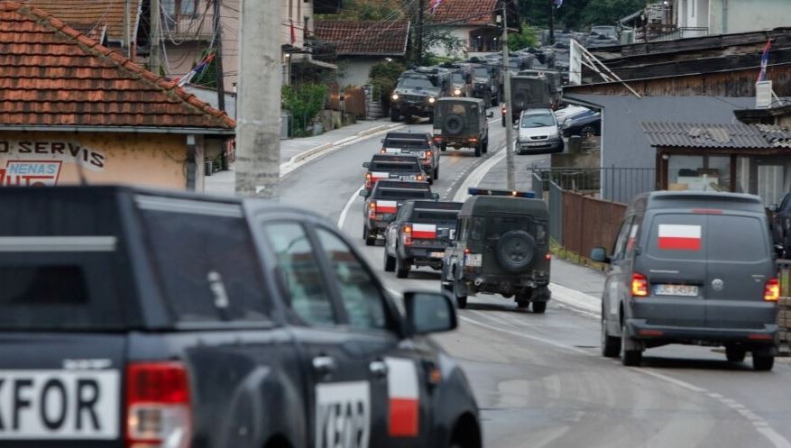 Shefi i KFOR-it u bën thirrje Prishtinës e Beogradit që të ulen e të bisedojnë