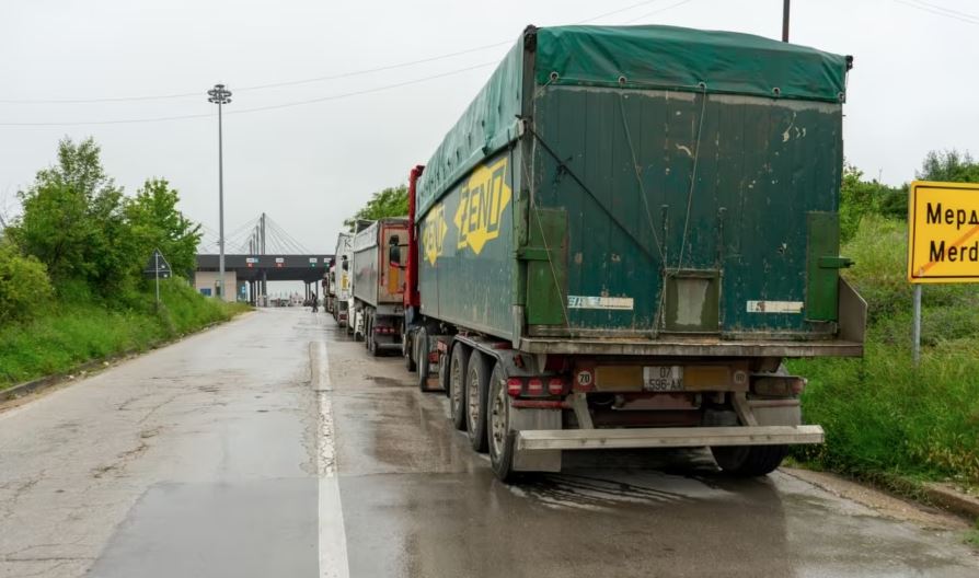 Kamionëve dhe autobusëve nga Kosova u pamundësohet lëvizja në Serbi