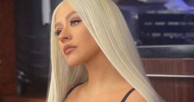 Christina Aguilera “i përgjigjet” Paris Hilton pas 19 vitesh, përmes një mesazhi në bluzën e saj