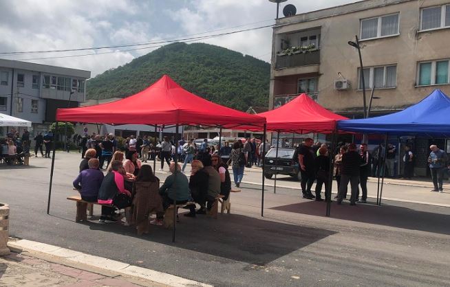 Situatë e qetë në Zubin Potok, dhjetëra protestues serbë para ndërtesës komunale