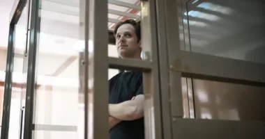 Ambasadorja amerikane në Rusi takohet me gazetarin e burgosur Evan Gershkovich