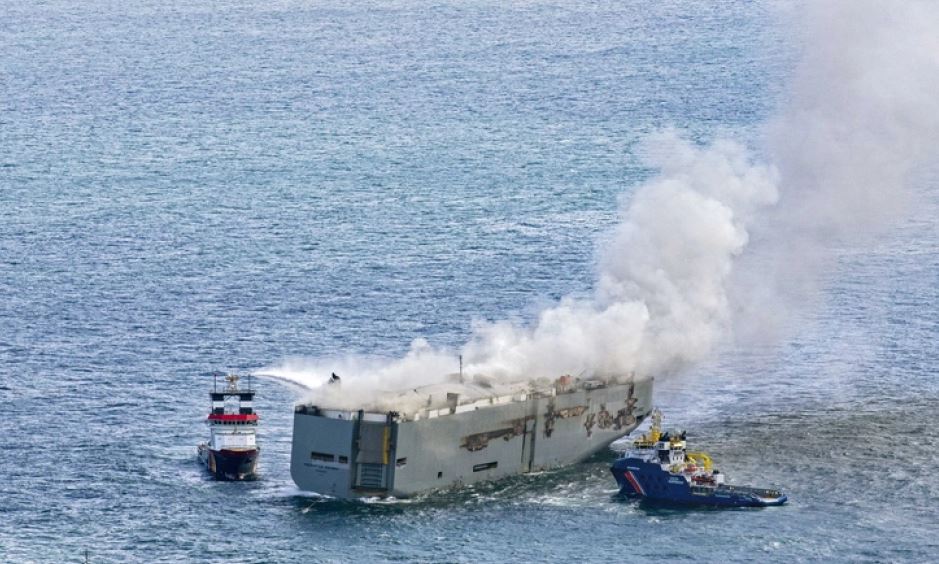 Prej ditësh në flakë, nis tërheqja e anijes së ngarkuar me 4000 makina