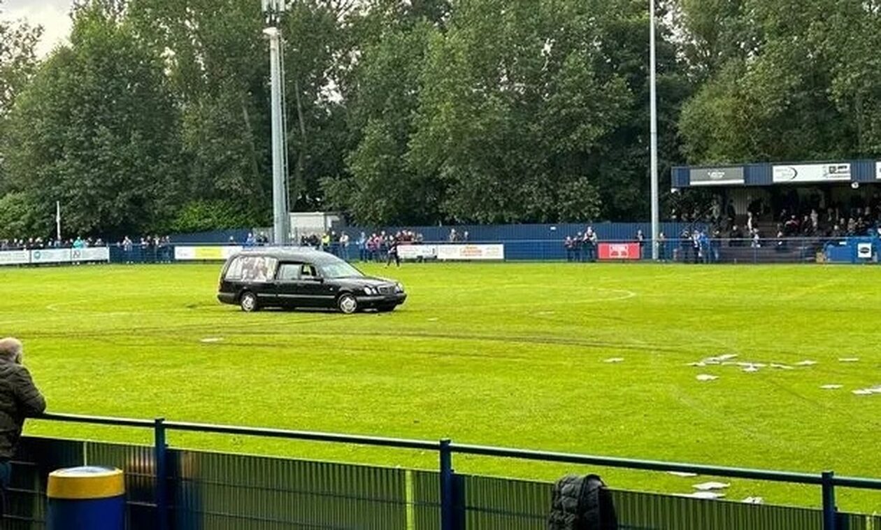 Ndërpritet ndeshja në Angli, dy makina futen në fushë dhe bëjnë “drift”