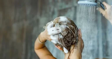 E tregojnë sondazhet, 32% e britanikëve nuk bëjnë dush çdo ditë dhe kanë lëkurë më të shndritshme