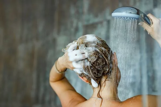 E tregojnë sondazhet, 32% e britanikëve nuk bëjnë dush çdo ditë dhe kanë lëkurë më të shndritshme