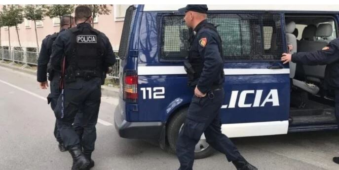 Tre të rinj rrahin me grushta policin në Tiranë, njëri prej tyre i dënuar me ‘Arrest shtëpie’