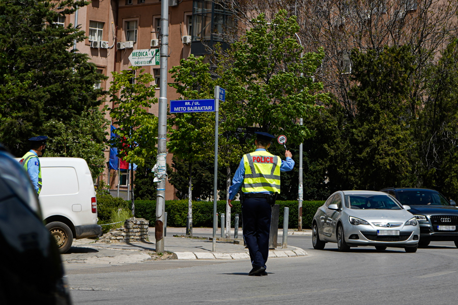 Tentoi t’i përplaste me makinë dy efektivë policie, pranga shoferit në Kosovë