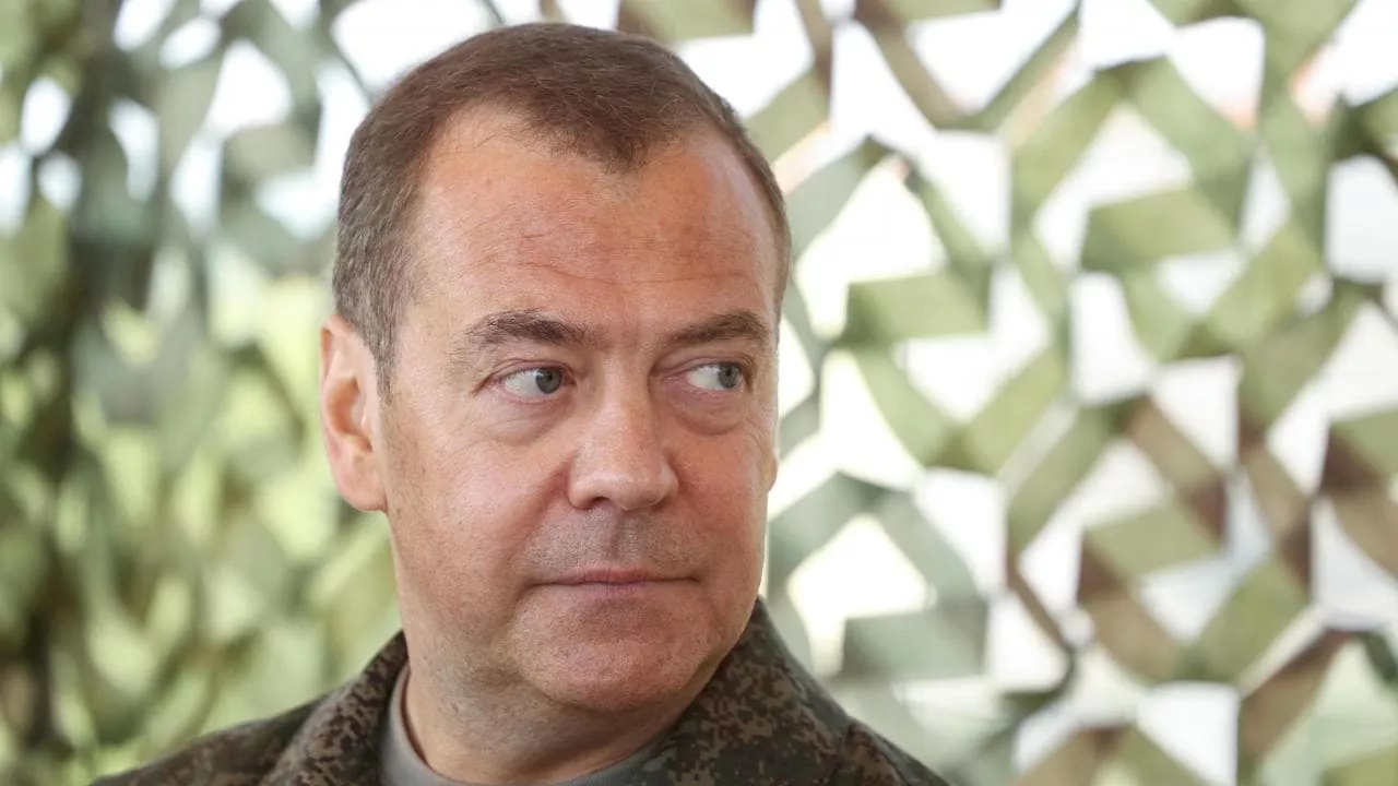 Anëtarësimi i Ukrainës në NATO pa kushte, Medvedev e quan Johnson të çmendur: Duhet të shtrohet në spital psikiatrik