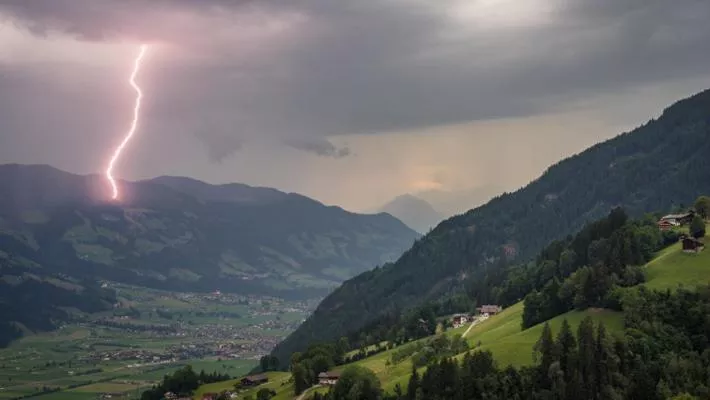 Natë e tmerrshme në malet në Trentino në Itali, goditet nga 2500 rrufe në një orë