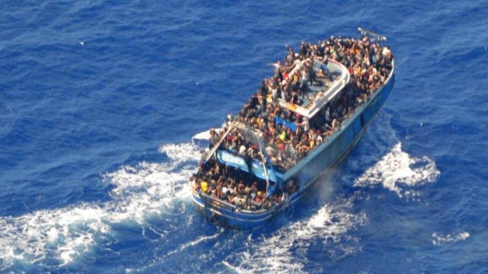 Rreth 600 viktima nga mbytja e anijës në Greqi, mediat e huaja: Roja bregdetare “presion” të mbijetuarve për të fajësuar egjiptianët