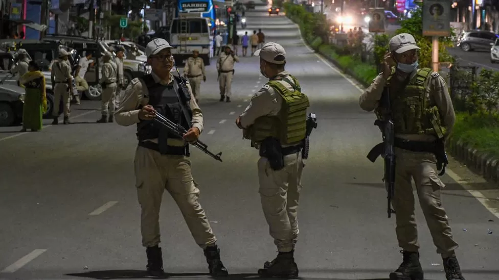 Dy gra përdhunohen në grup dhe detyrohen të ecin lakuriq para një turme, ngjarja shkakton indinjatë në Indi