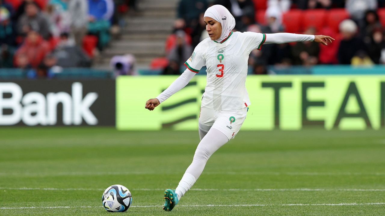 Historike, futbollistja e Marokut zbret në fushë e veshur me hixhad